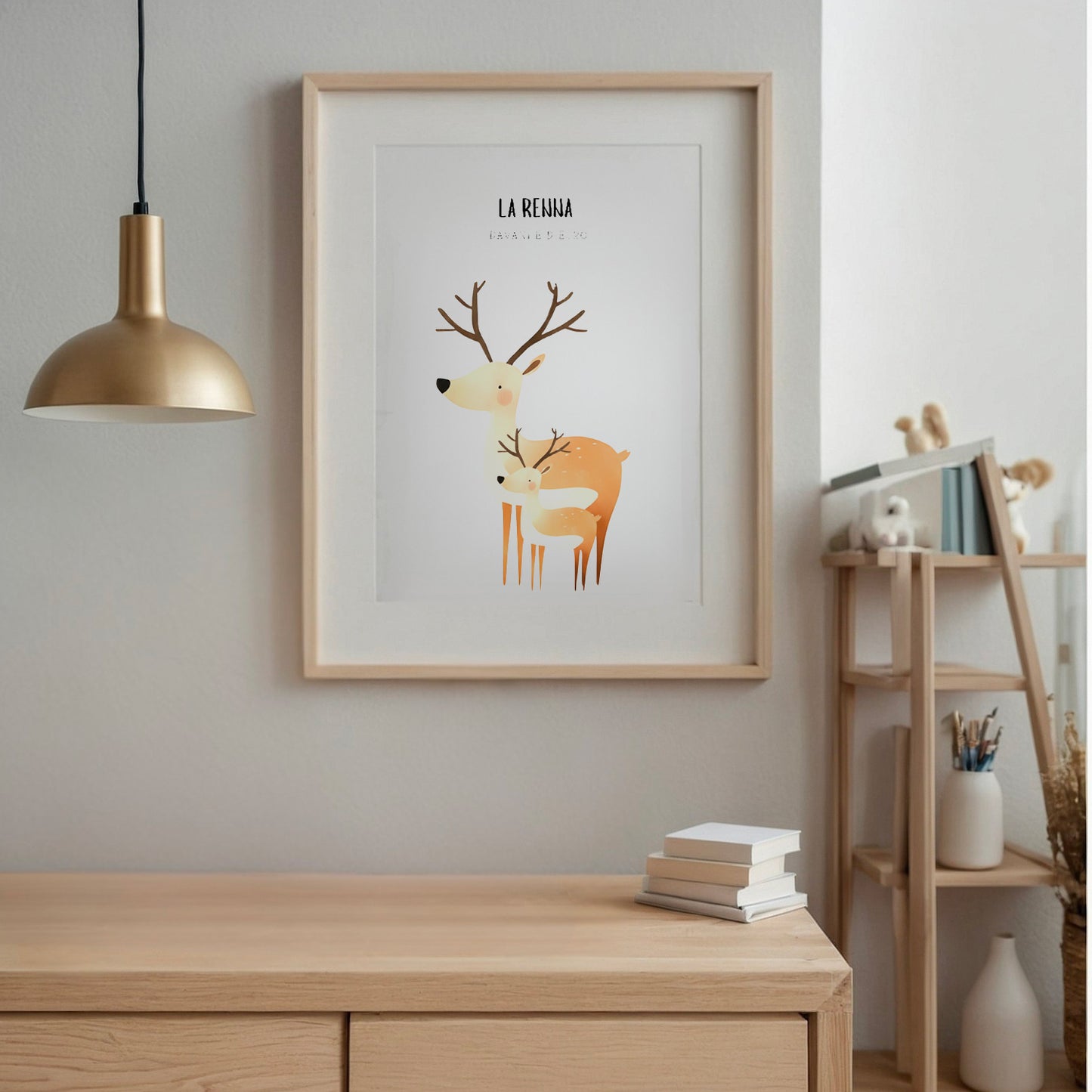 Poster con renna grande e renna piccola appeso in una cameretta invernale per bambini, ambientazione neutra con mobili in legno chiaro, lampada moderna e scaffale minimal. Stile dolce, nordico e infantile.
