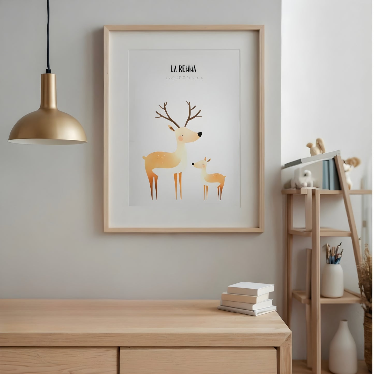 Poster illustrato con una renna grande e una renna piccola, appeso in una cameretta invernale per bambini con arredi in legno chiaro, lampada moderna color oro, scaffale con libri e decorazioni. Stile nordico, delicato e infantile, atmosfera calda e accogliente.