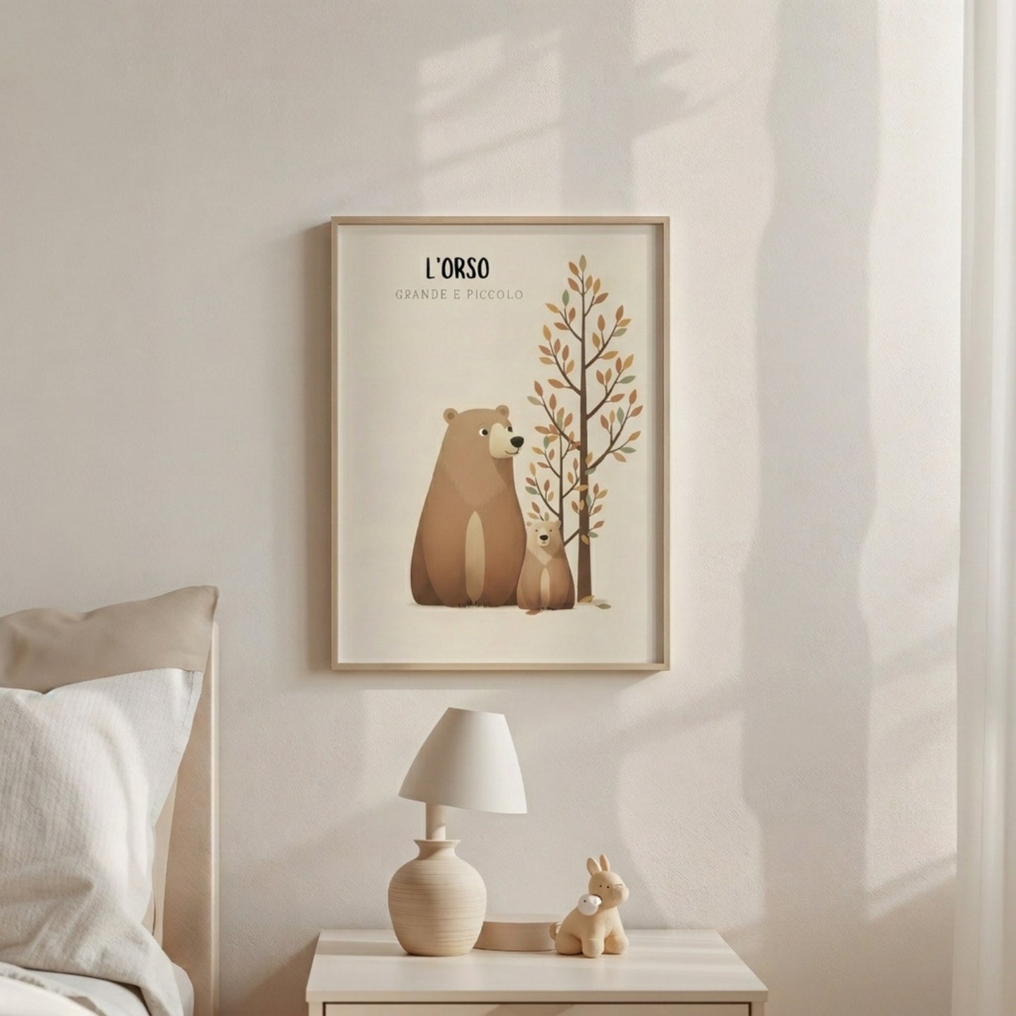 Poster autunnale per bambini con orso grande e orso piccolo accanto a un albero, esposto in una cameretta dai toni neutri e naturali.