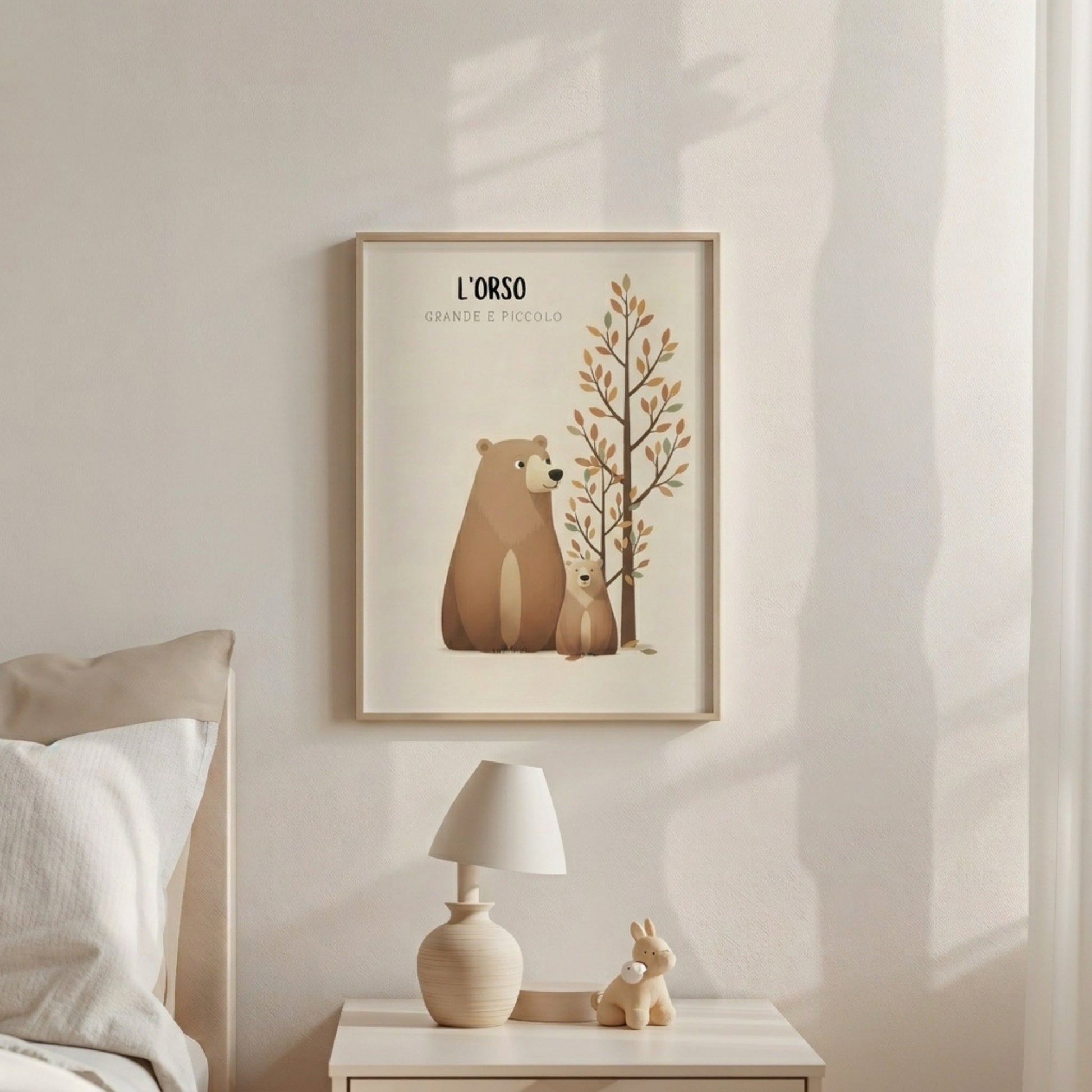 Poster autunnale per bambini con orso grande e orso piccolo accanto a un albero, esposto in una cameretta dai toni neutri e naturali.