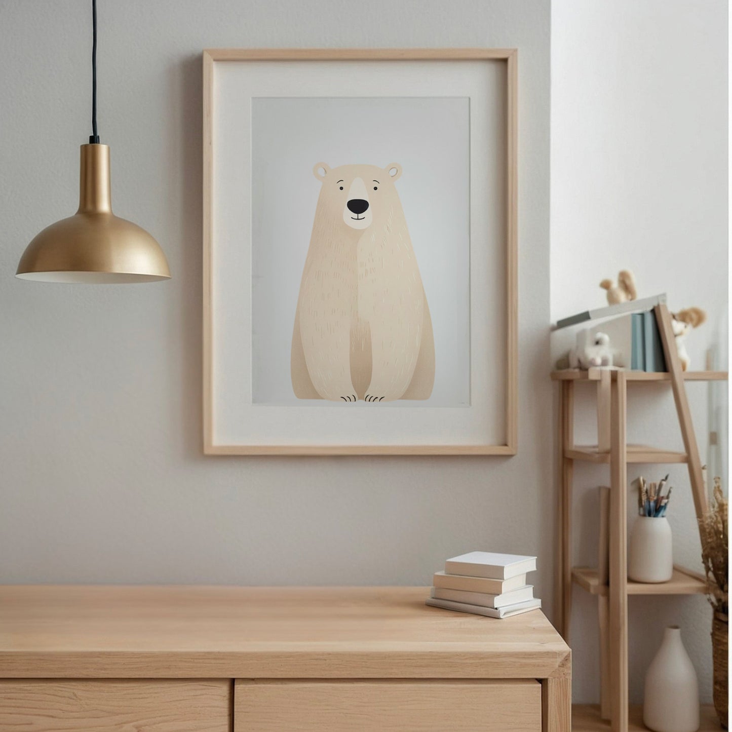 Poster di orso polare illustrato, appeso in una cameretta invernale per bambini con arredi in legno chiaro e stile nordico. Decorazione delicata e infantile, ideale per la stanza dei più piccoli.