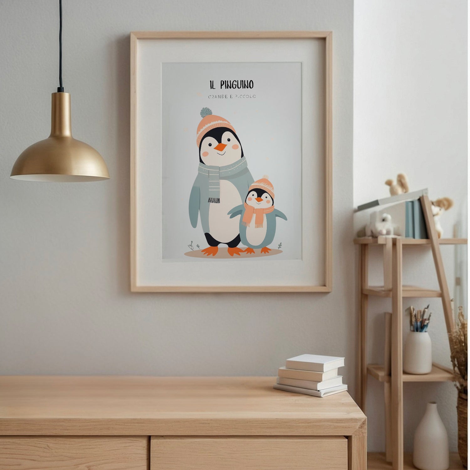 Poster illustrato con pinguino grande e piccolo, appeso in una cameretta invernale per bambini, con colori morbidi e stile dolce