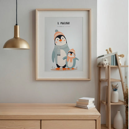 Poster illustrato con pinguino grande e piccolo, appeso in una cameretta invernale per bambini, con colori morbidi e stile dolce