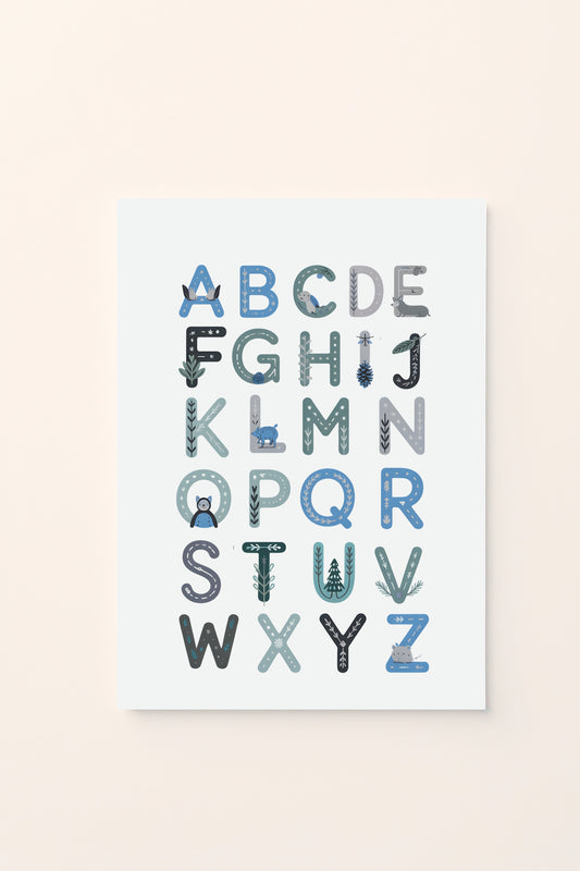 Poster decorativo per bambini con alfabeto illustrato a tema artico, lettere A-Z con animali e natura in tonalità fredde su sfondo chiaro. Educativo e delicato.
