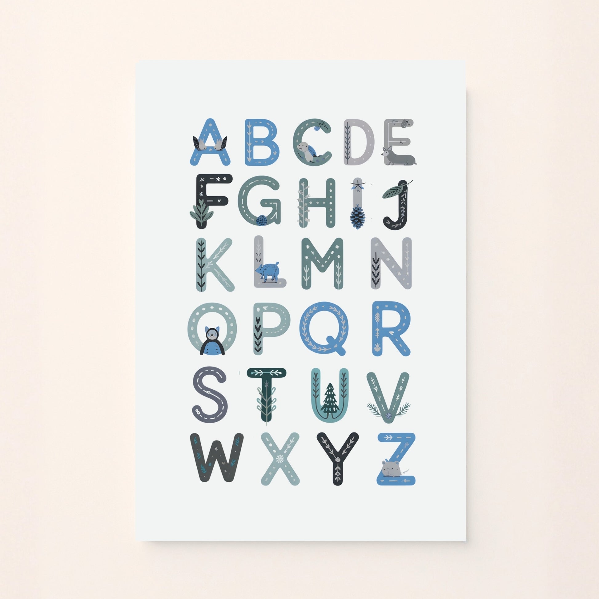 Poster decorativo per bambini con alfabeto illustrato a tema artico, lettere A-Z con animali e natura in tonalità fredde su sfondo chiaro. Educativo e delicato.