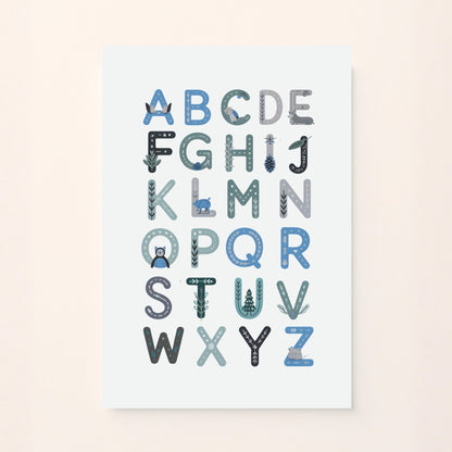 Poster decorativo per bambini con alfabeto illustrato a tema artico, lettere A-Z con animali e natura in tonalità fredde su sfondo chiaro. Educativo e delicato.
