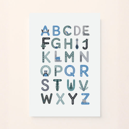Poster decorativo per bambini con alfabeto illustrato a tema artico, lettere A-Z con animali e natura in tonalità fredde su sfondo chiaro. Educativo e delicato.