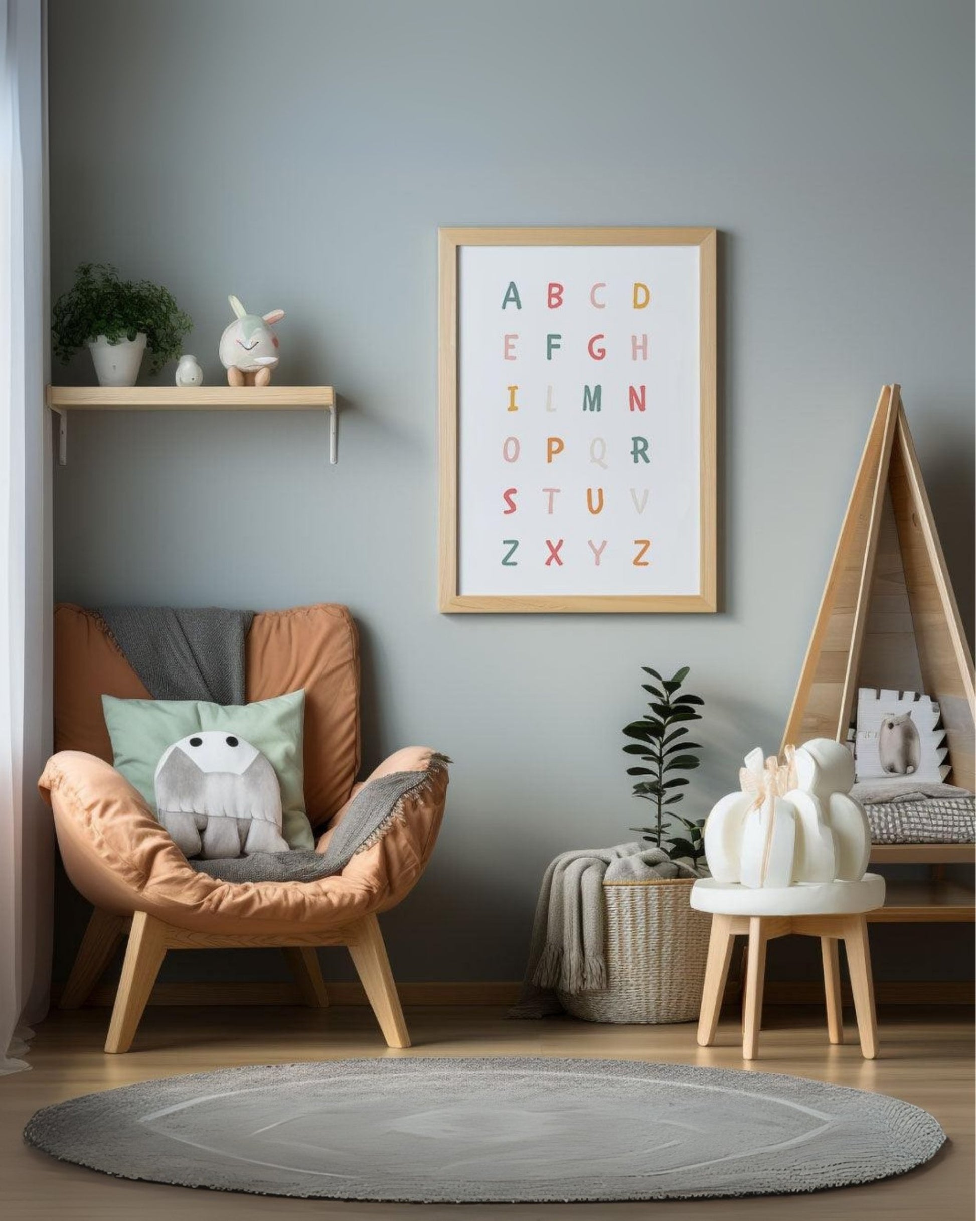 Poster con alfabeto colorato incorniciato su parete grigia di una cameretta moderna, accanto a poltrona arancione e arredi in legno chiaro.
