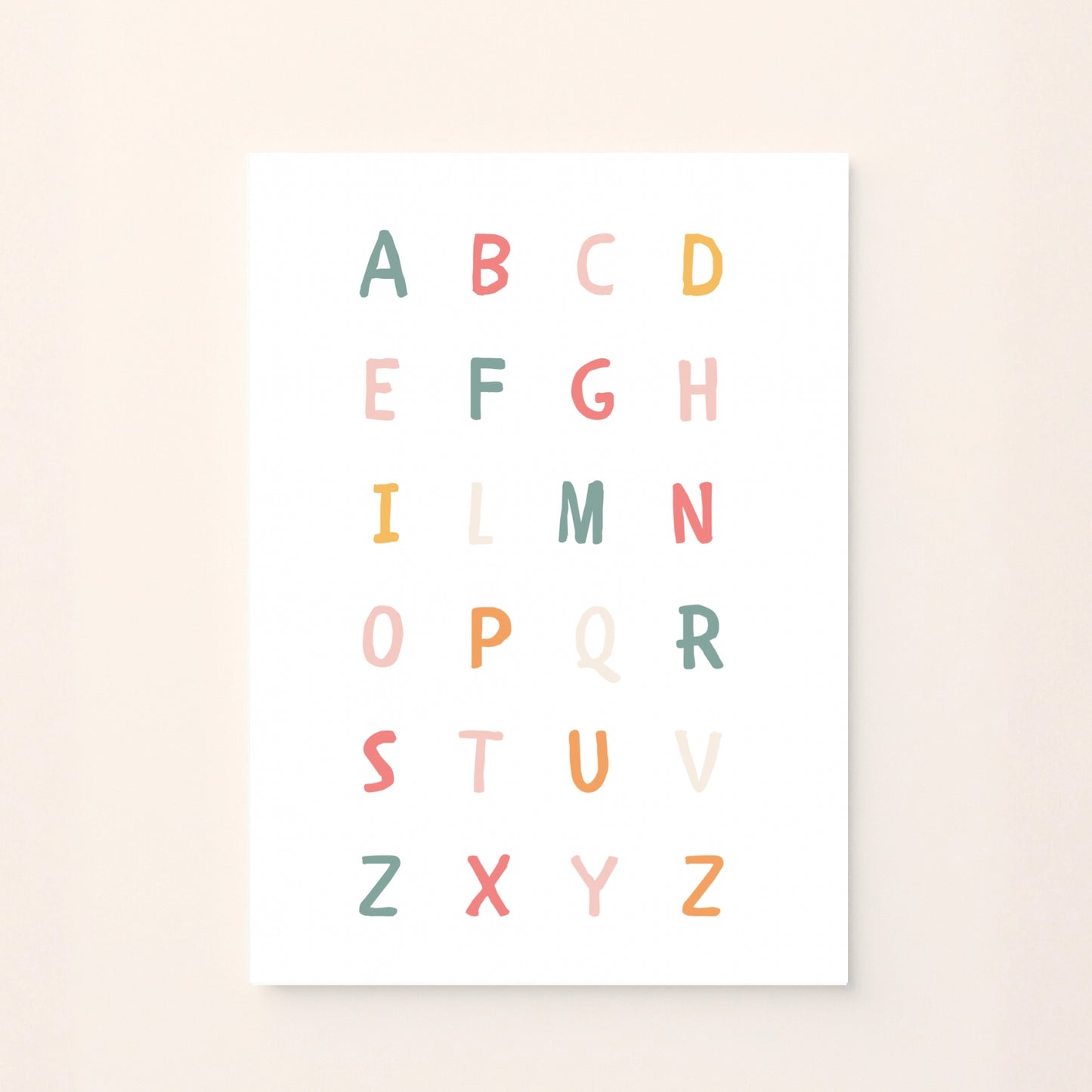 Poster educativo con alfabeto colorato in lettere maiuscole, su sfondo rosato, perfetto per decorare la cameretta e aiutare i bambini a imparare le lettere in modo giocoso e armonioso.