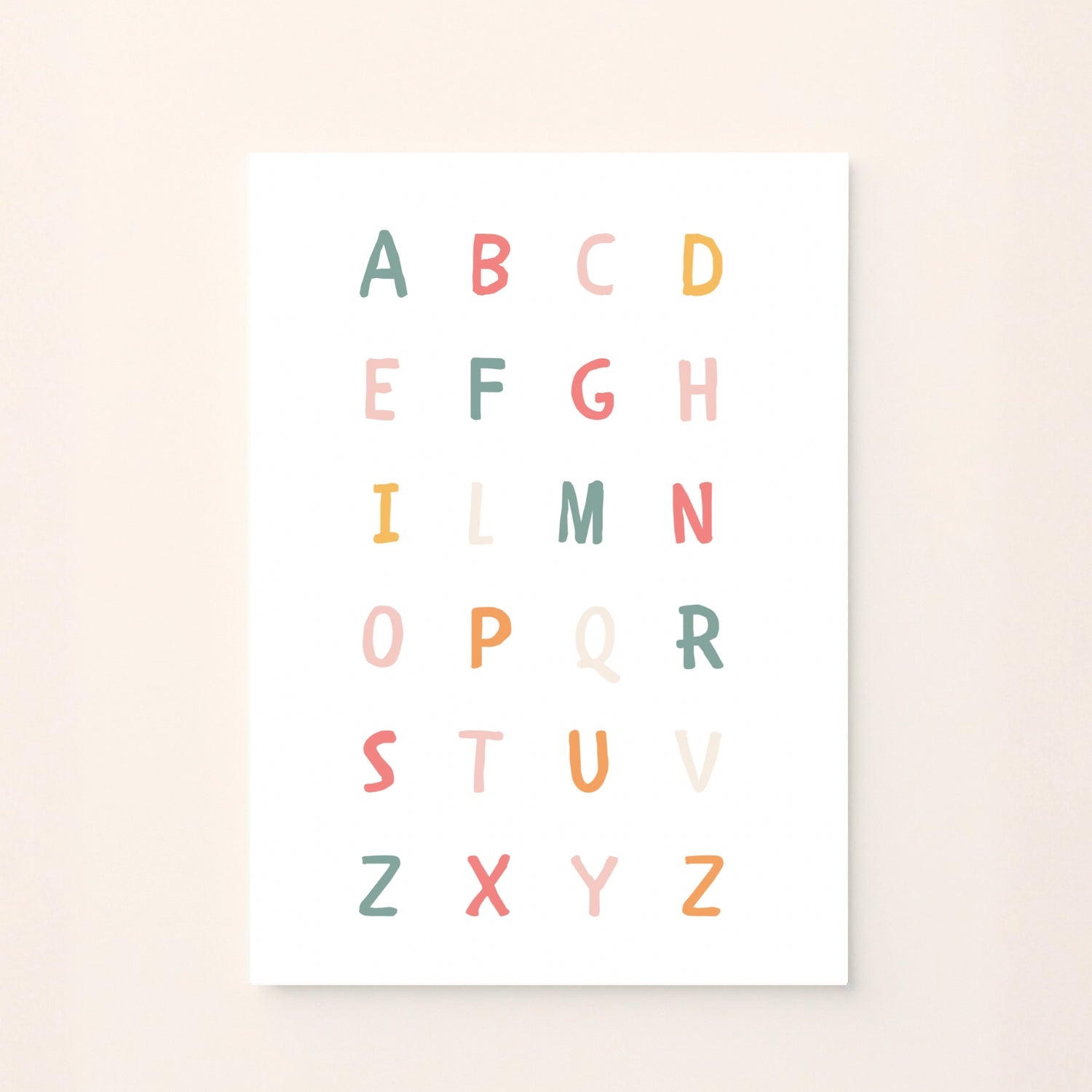 Poster educativo con alfabeto colorato in lettere maiuscole, su sfondo rosato, perfetto per decorare la cameretta e aiutare i bambini a imparare le lettere in modo giocoso e armonioso.