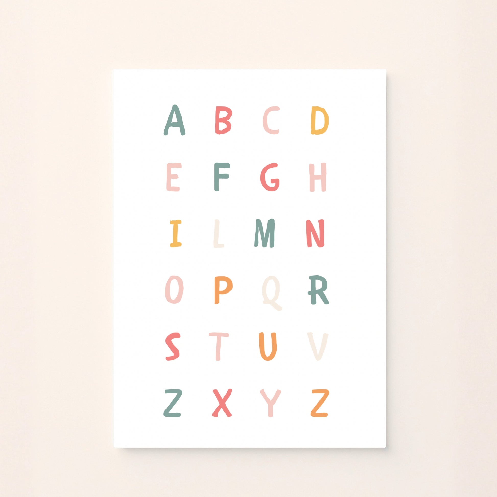 Poster educativo con alfabeto colorato in lettere maiuscole, su sfondo rosato, perfetto per decorare la cameretta e aiutare i bambini a imparare le lettere in modo giocoso e armonioso.