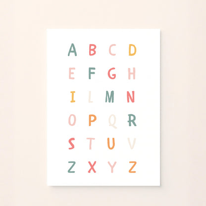 Poster educativo con alfabeto colorato in lettere maiuscole, su sfondo rosato, perfetto per decorare la cameretta e aiutare i bambini a imparare le lettere in modo giocoso e armonioso.