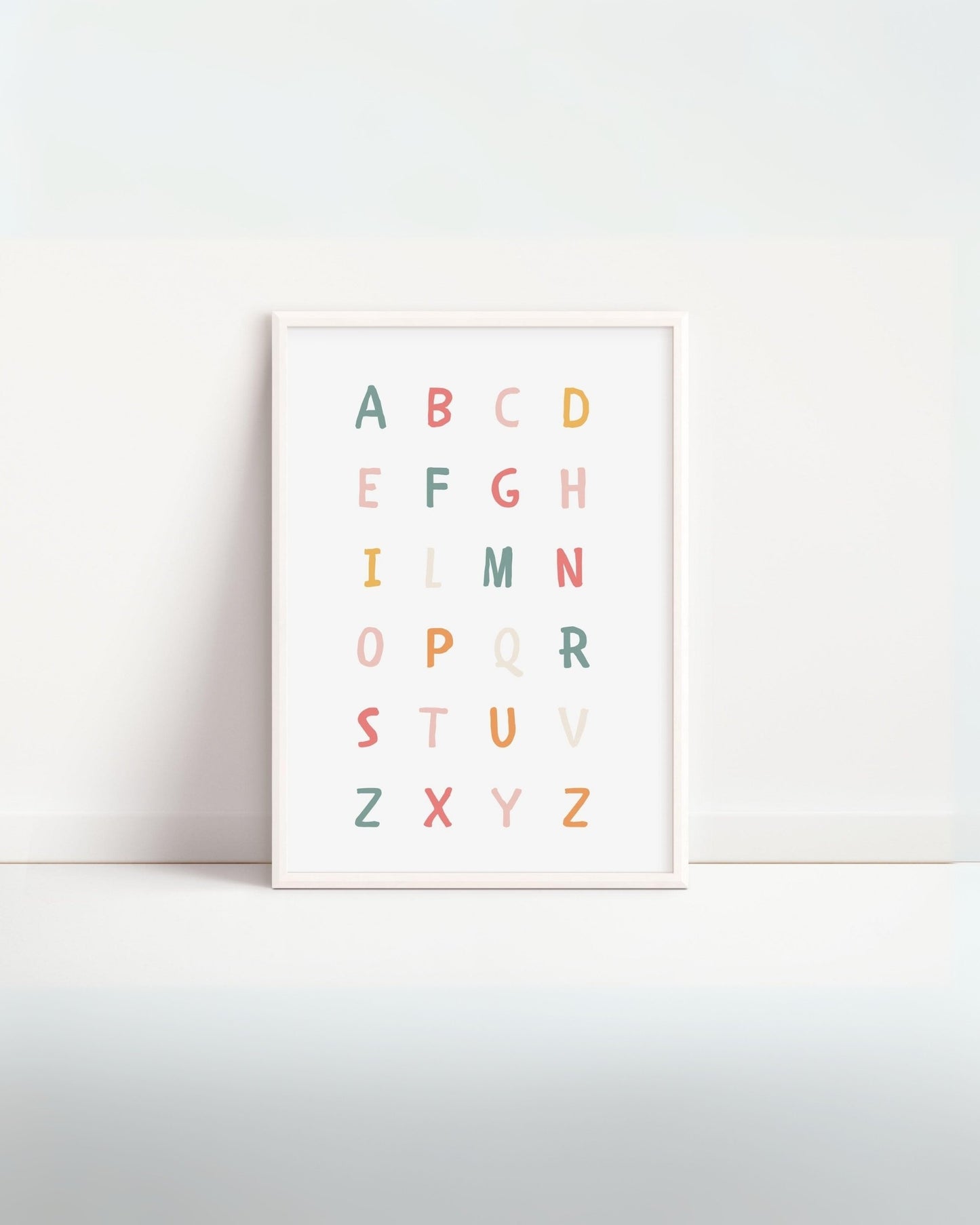 Poster educativo con alfabeto colorato per bambini, ideale per pregrafismo e prime abilità di lettura.