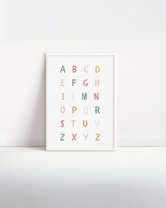 Poster educativo con alfabeto colorato per bambini, ideale per pregrafismo e prime abilità di lettura.