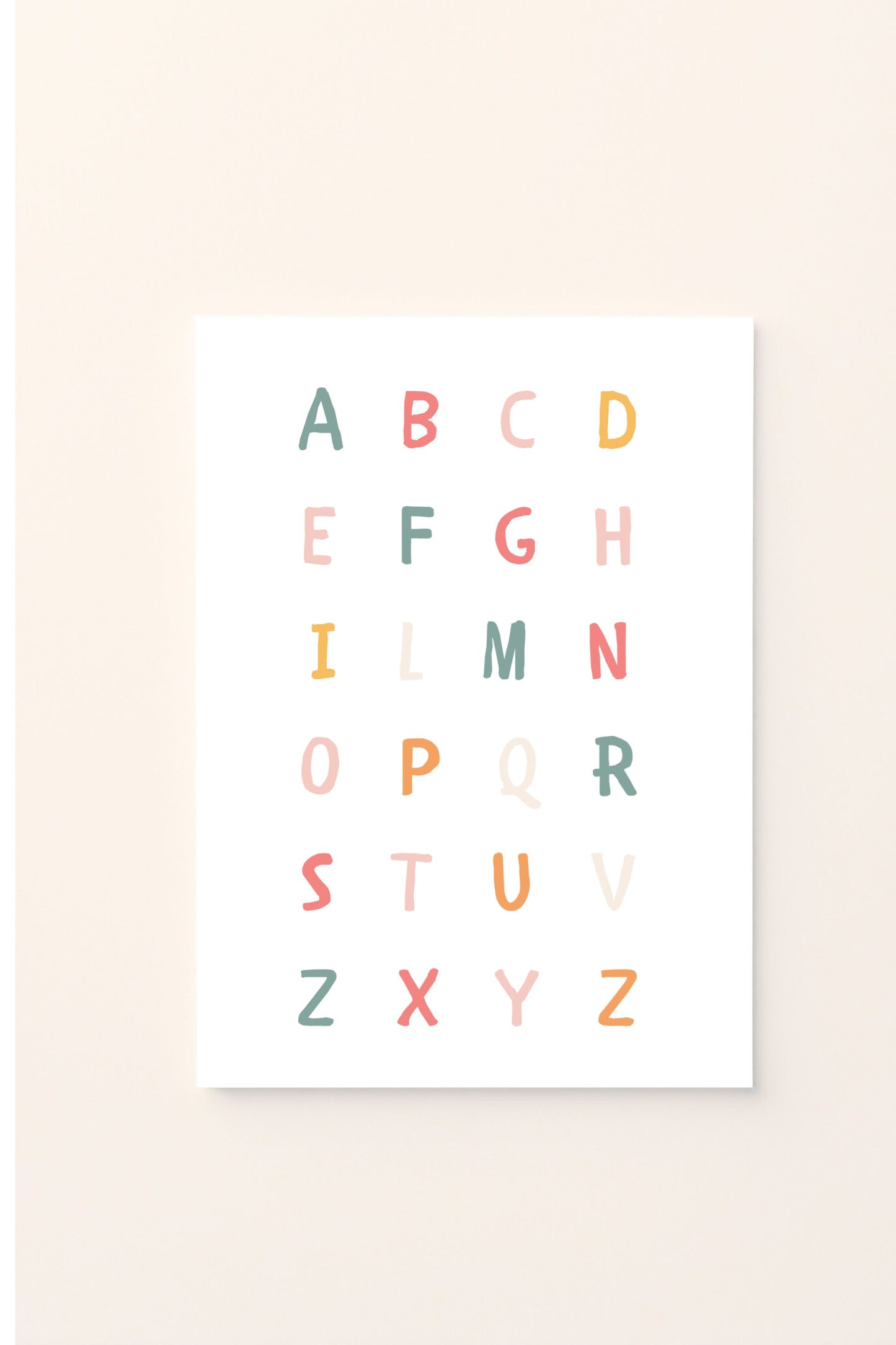 Poster educativo con alfabeto colorato in lettere maiuscole, su sfondo rosato, perfetto per decorare la cameretta e aiutare i bambini a imparare le lettere in modo giocoso e armonioso.