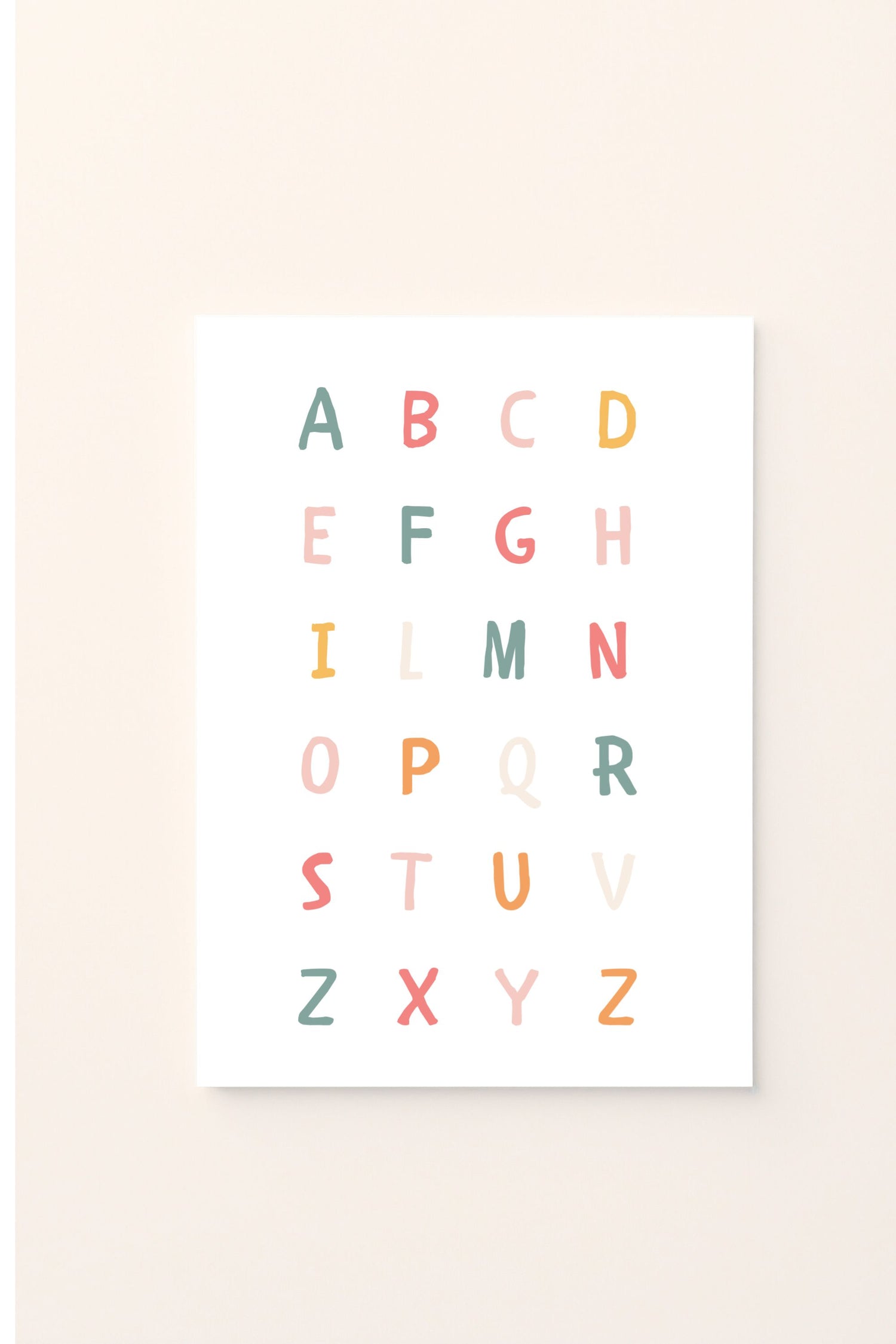 Poster educativo con alfabeto colorato in lettere maiuscole, su sfondo rosato, perfetto per decorare la cameretta e aiutare i bambini a imparare le lettere in modo giocoso e armonioso.