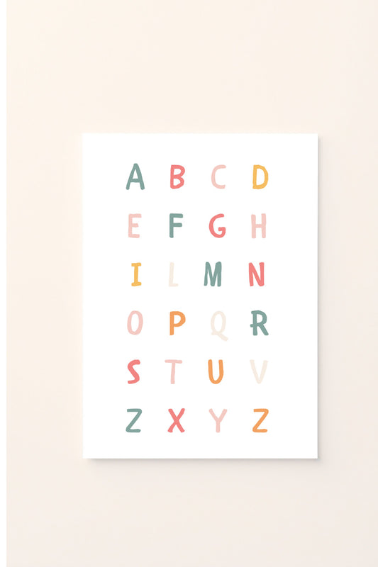 Poster educativo con alfabeto colorato in lettere maiuscole, su sfondo rosato, perfetto per decorare la cameretta e aiutare i bambini a imparare le lettere in modo giocoso e armonioso.