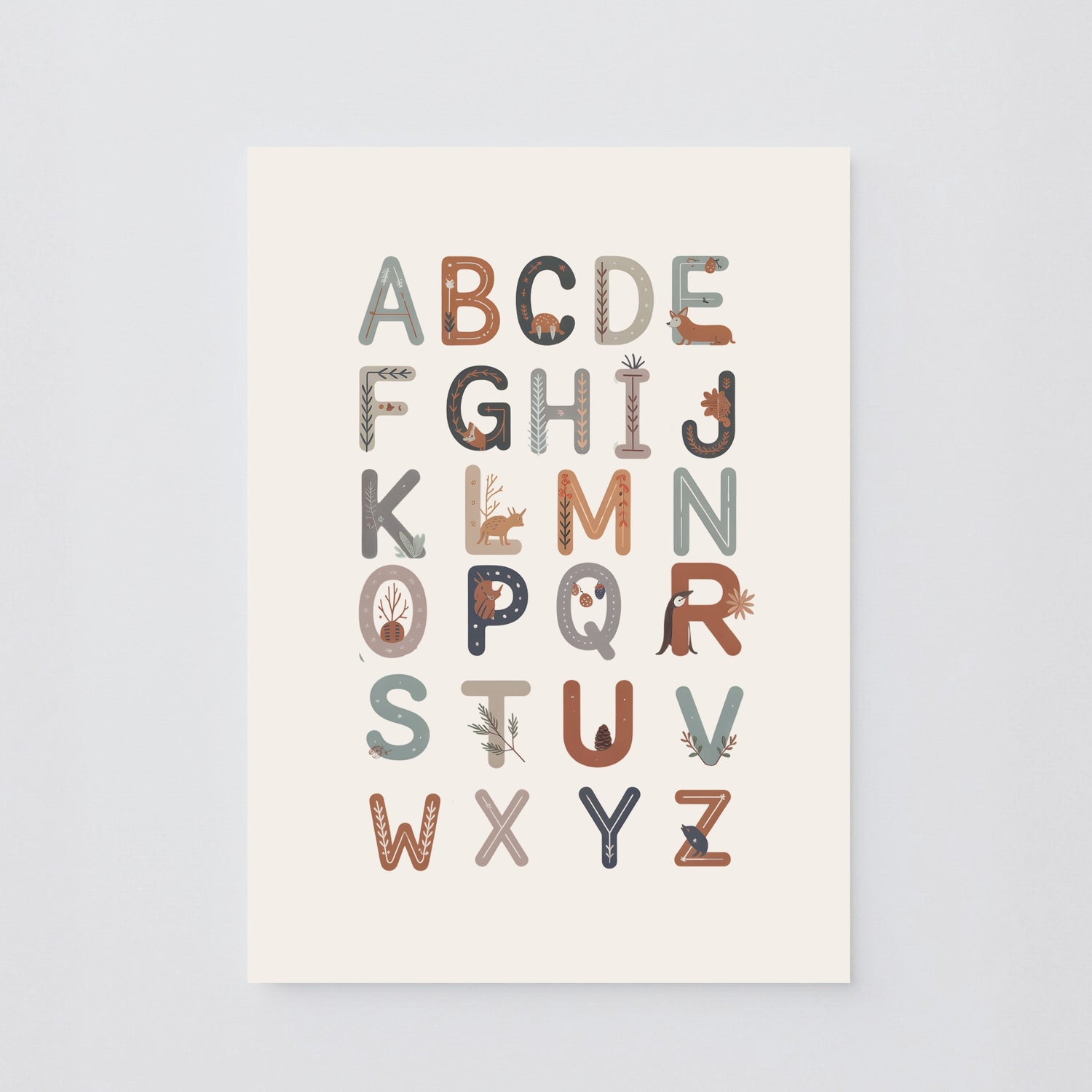 Poster decorativo per bambini con alfabeto illustrato a tema invernale, lettere A-Z con animali e natura su sfondo chiaro. Educativo e delicato.
