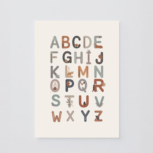 Poster decorativo per bambini con alfabeto illustrato a tema invernale, lettere A-Z con animali e natura su sfondo chiaro. Educativo e delicato.
