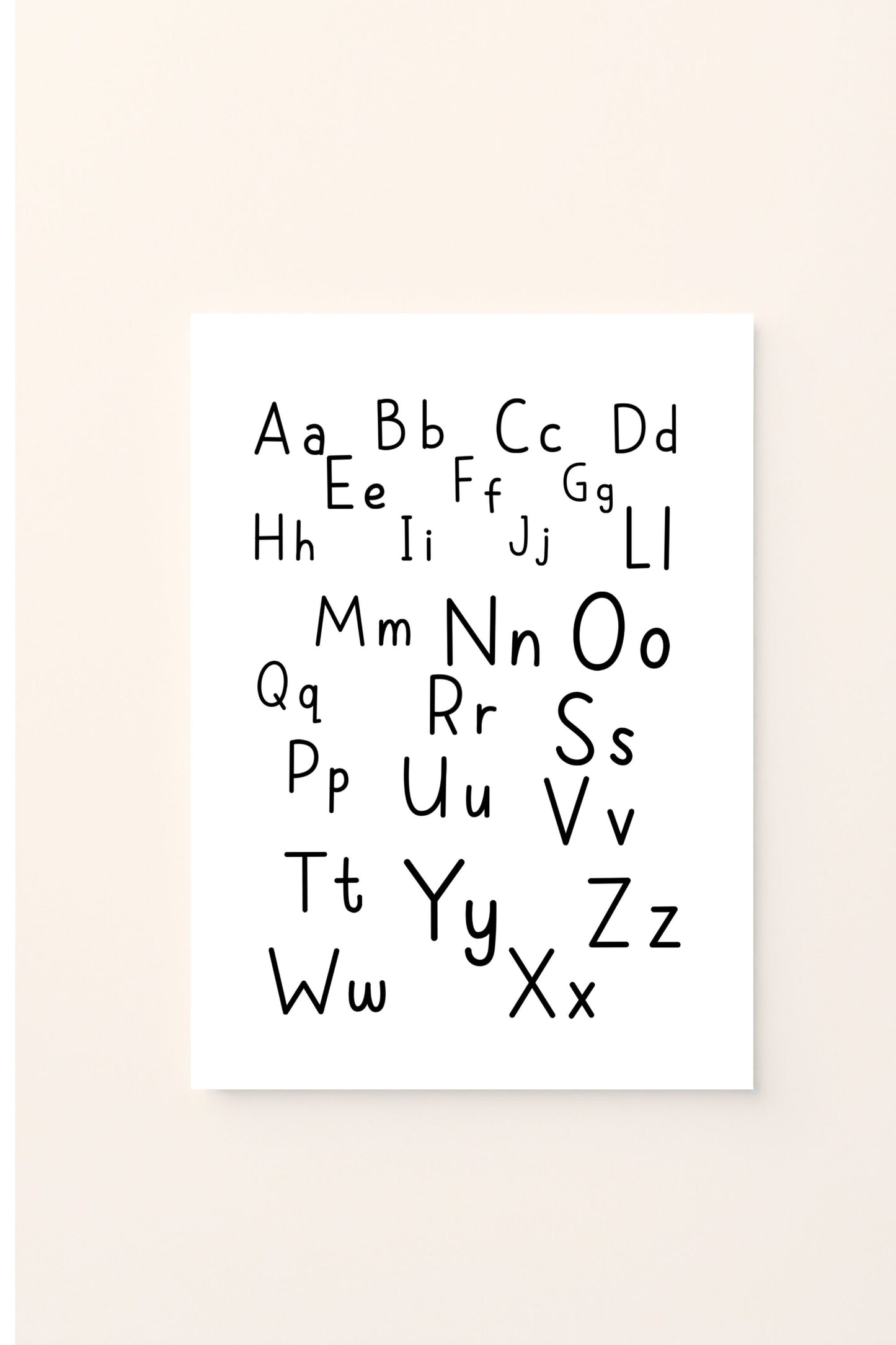 Poster educativo con alfabeto in lettere maiuscole e minuscole, su sfondo rosato, ideale per decorare la cameretta e accompagnare i bambini nell’apprendimento delle lettere in modo chiaro e divertente.