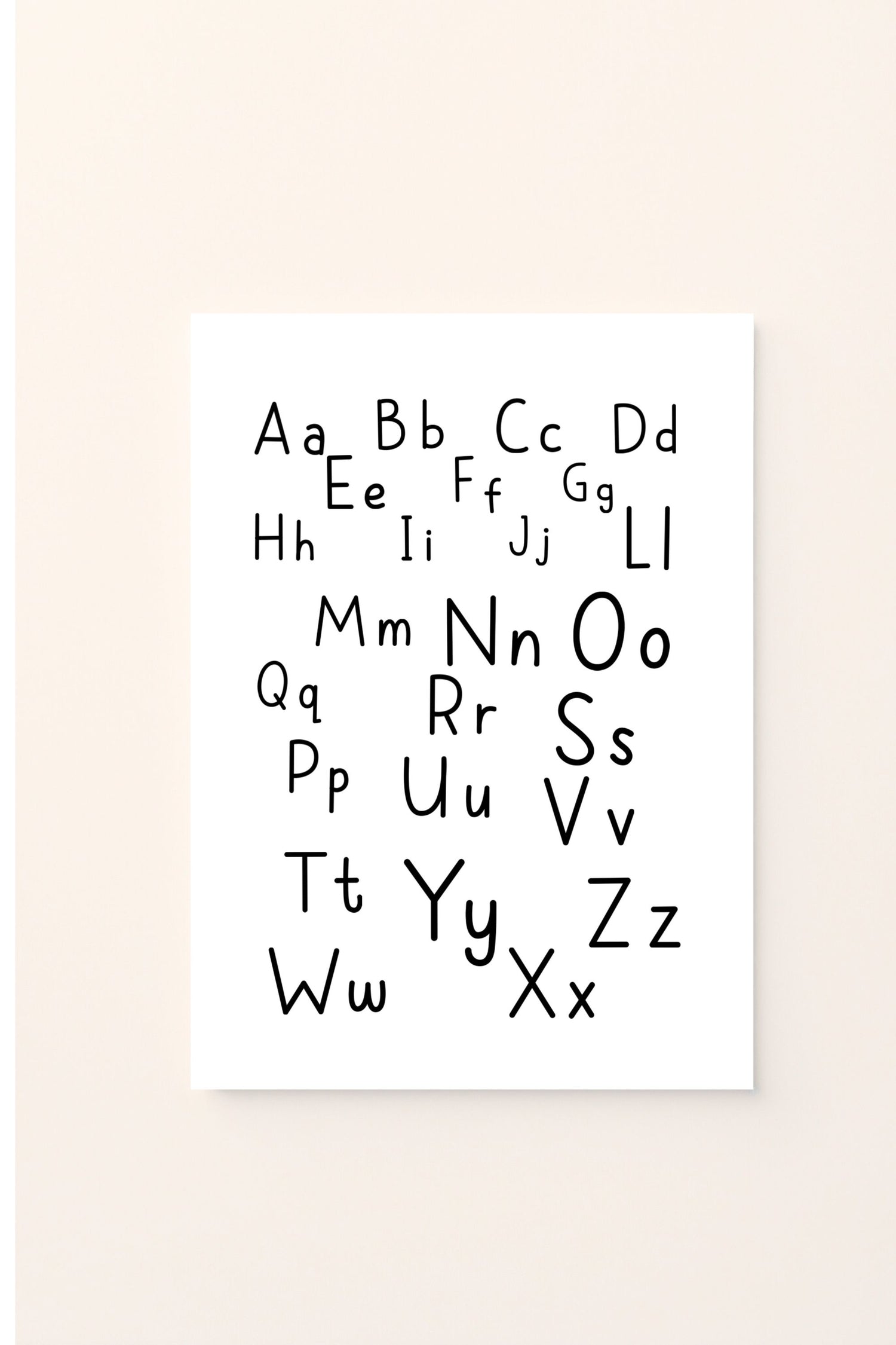 Poster educativo con alfabeto in lettere maiuscole e minuscole, su sfondo rosato, ideale per decorare la cameretta e accompagnare i bambini nell’apprendimento delle lettere in modo chiaro e divertente.