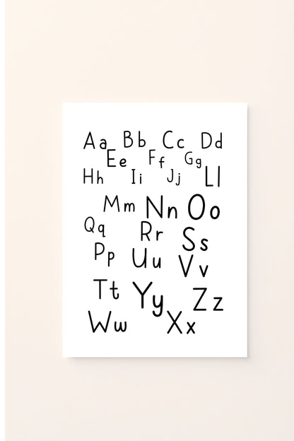 Poster educativo con alfabeto in lettere maiuscole e minuscole, su sfondo rosato, ideale per decorare la cameretta e accompagnare i bambini nell’apprendimento delle lettere in modo chiaro e divertente.