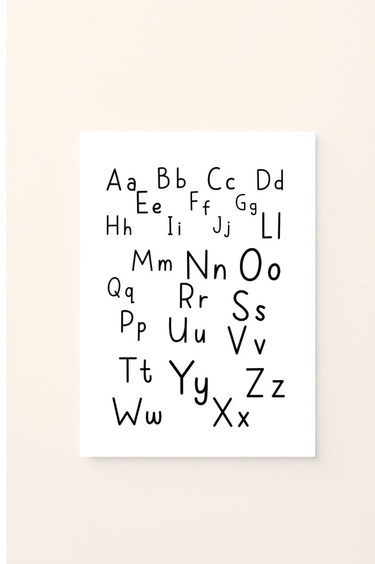 Poster educativo con alfabeto in lettere maiuscole e minuscole, su sfondo rosato, ideale per decorare la cameretta e accompagnare i bambini nell’apprendimento delle lettere in modo chiaro e divertente.