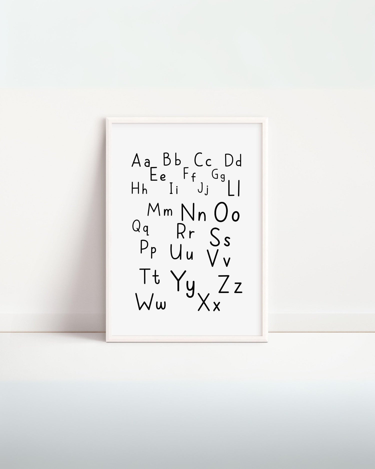 Poster alfabetico per bambini con lettere maiuscole e minuscole in bianco e nero, design educativo moderno.