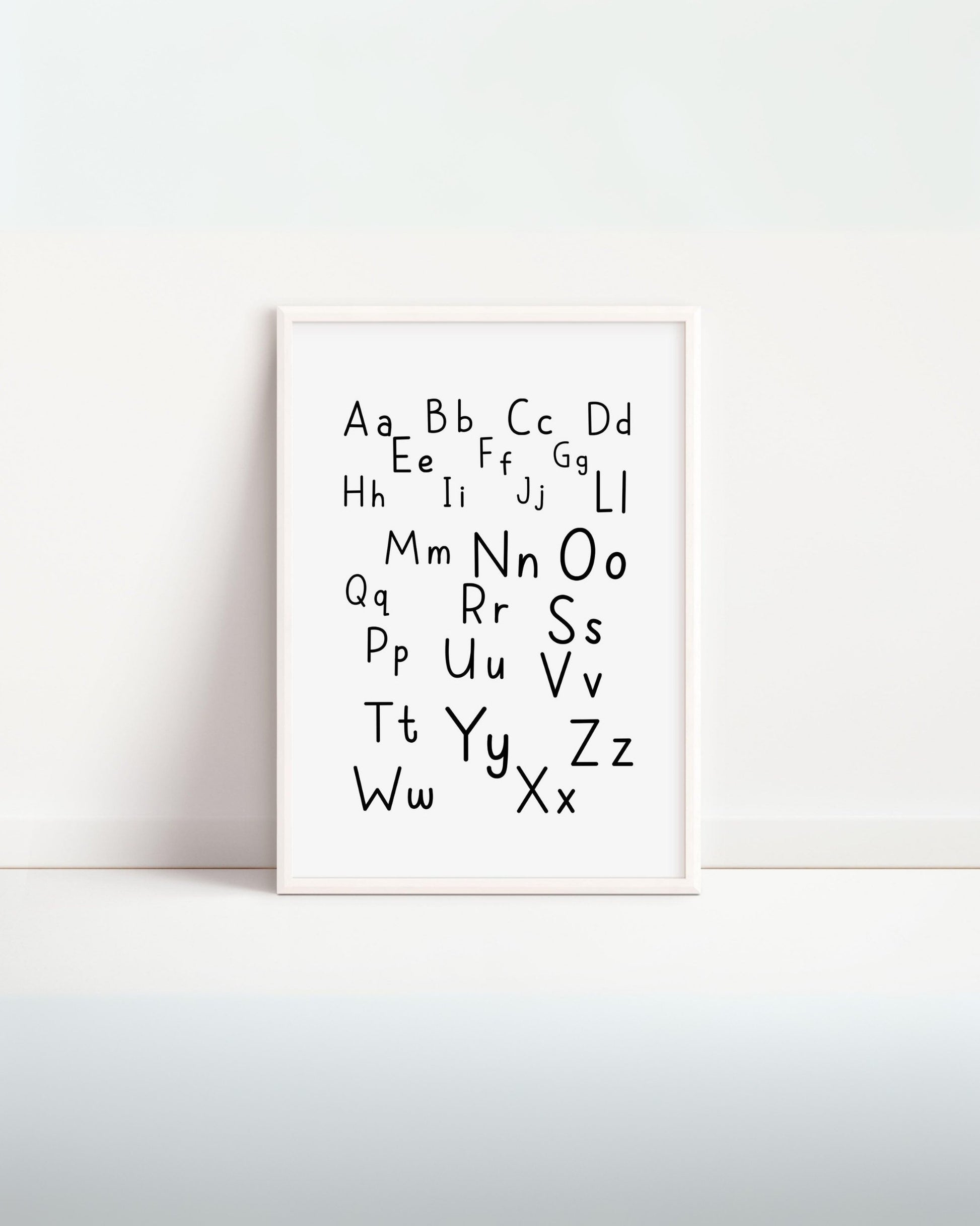 Poster alfabetico per bambini con lettere maiuscole e minuscole in bianco e nero, design educativo moderno.