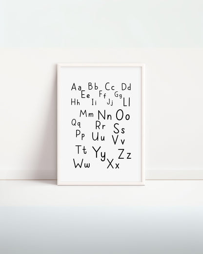 Poster alfabetico per bambini con lettere maiuscole e minuscole in bianco e nero, design educativo moderno.