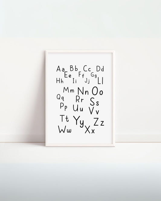 Poster alfabetico per bambini con lettere maiuscole e minuscole in bianco e nero, design educativo moderno.