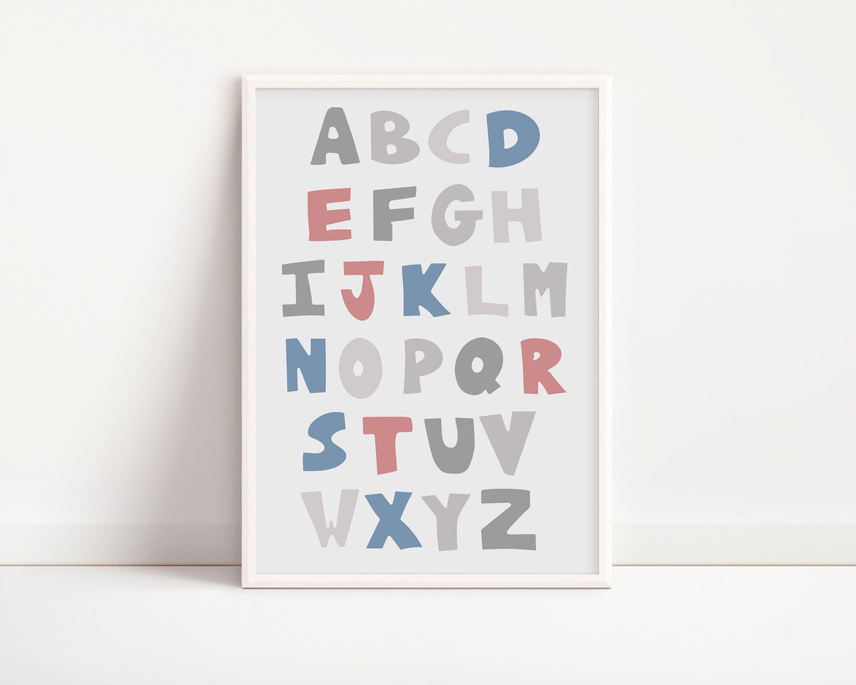 Poster Alfabeto Nordic per bambini con lettere maiuscole colorate, inserito in una cornice bianca