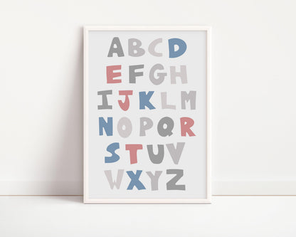Poster Alfabeto Nordic per bambini con lettere maiuscole colorate, inserito in una cornice bianca
