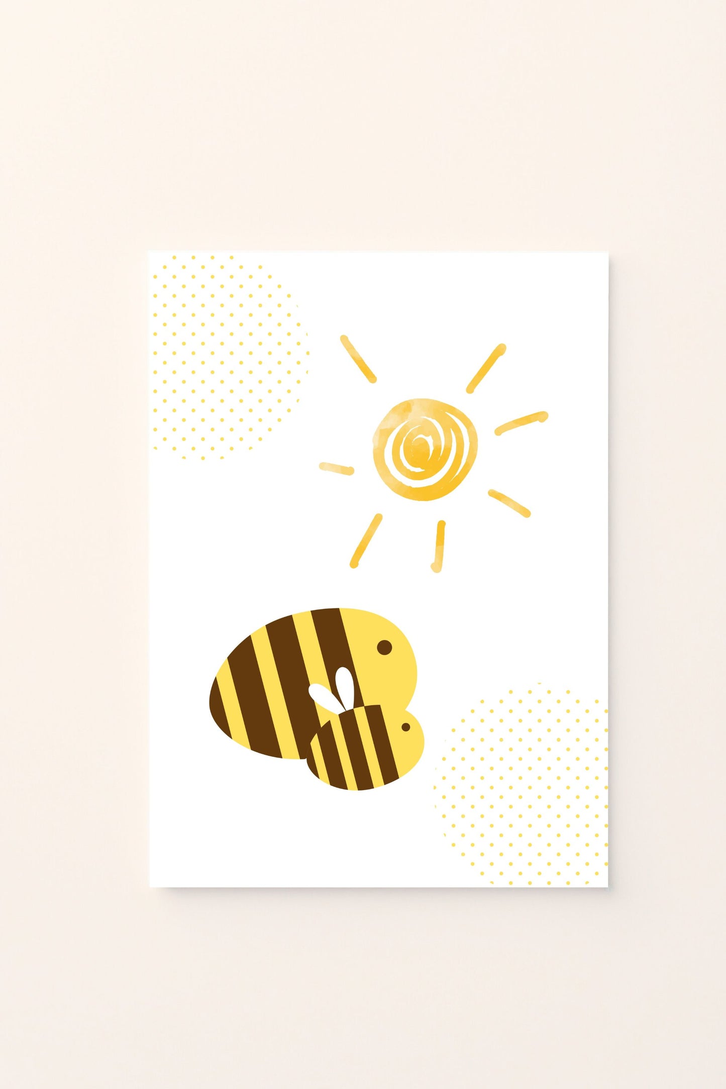 Poster illustrato con api che volano vicino al sole su sfondo rosato, ideale per decorare la cameretta dei bambini con un tocco allegro e naturale