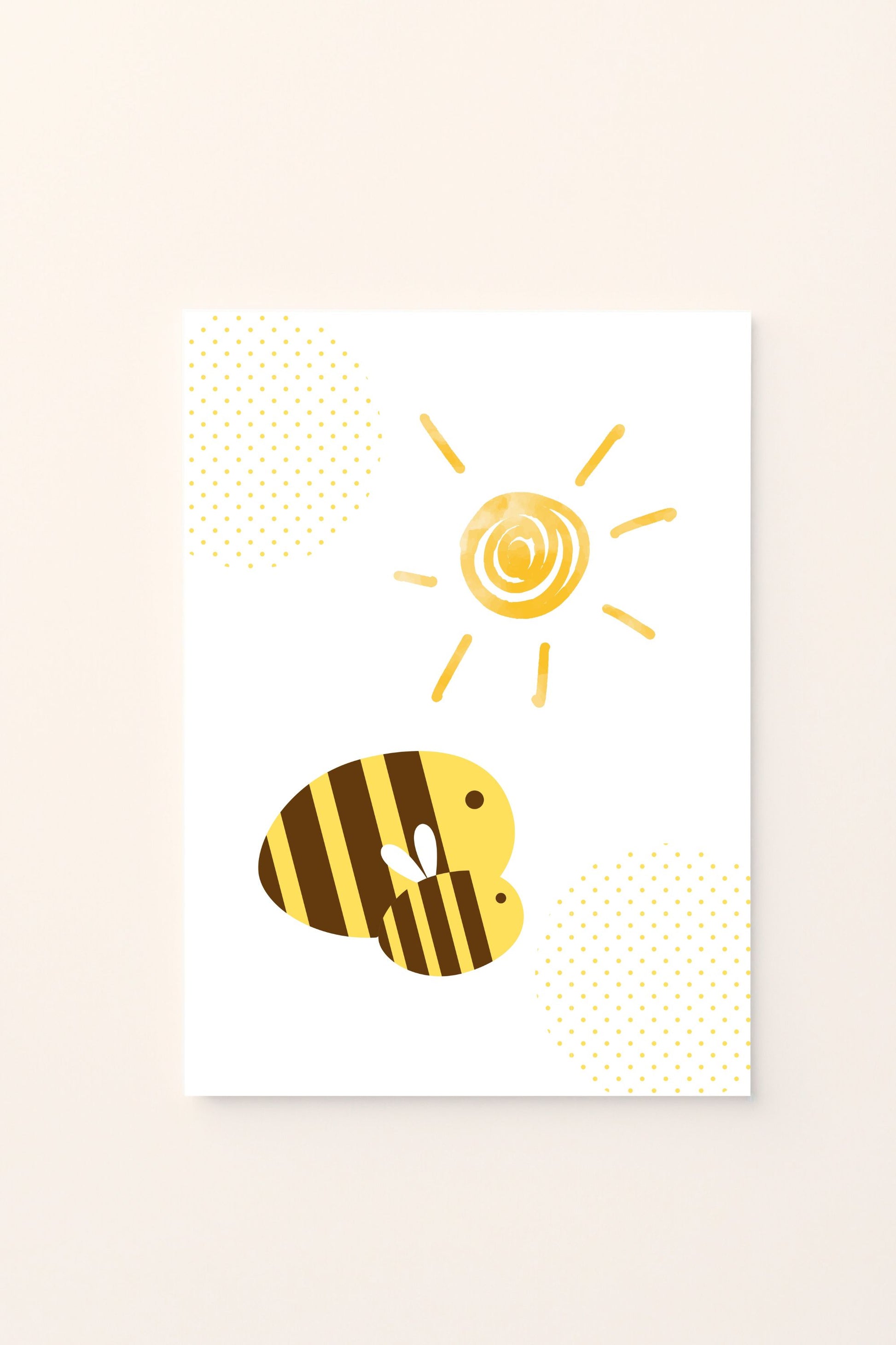 Poster illustrato con api che volano vicino al sole su sfondo rosato, ideale per decorare la cameretta dei bambini con un tocco allegro e naturale