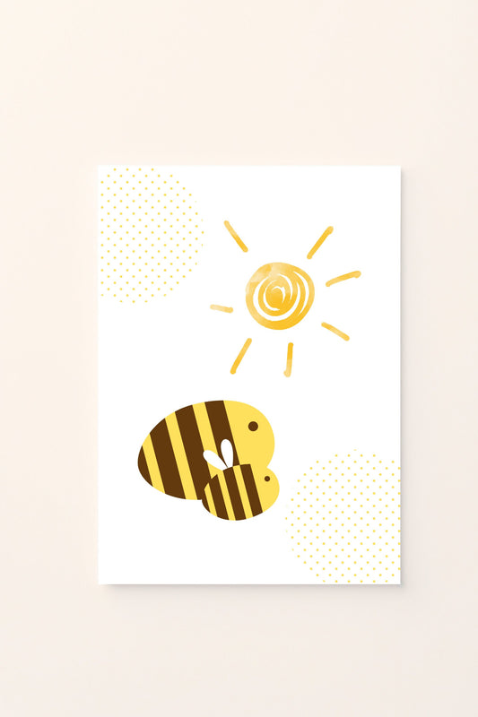 Poster illustrato con api che volano vicino al sole su sfondo rosato, ideale per decorare la cameretta dei bambini con un tocco allegro e naturale