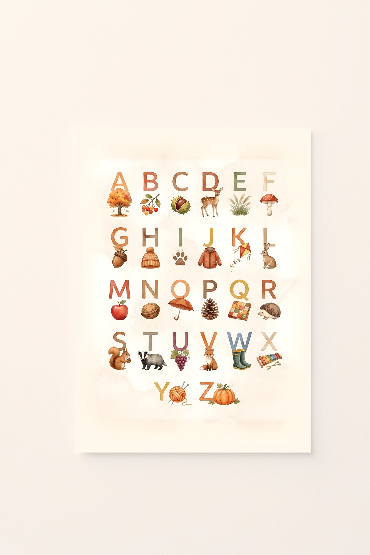 Poster per bambini con alfabeto illustrato e piccoli elementi autunnali associati alle lettere, presentato su sfondo rosato. Illustrazione educativa dai colori caldi e naturali.