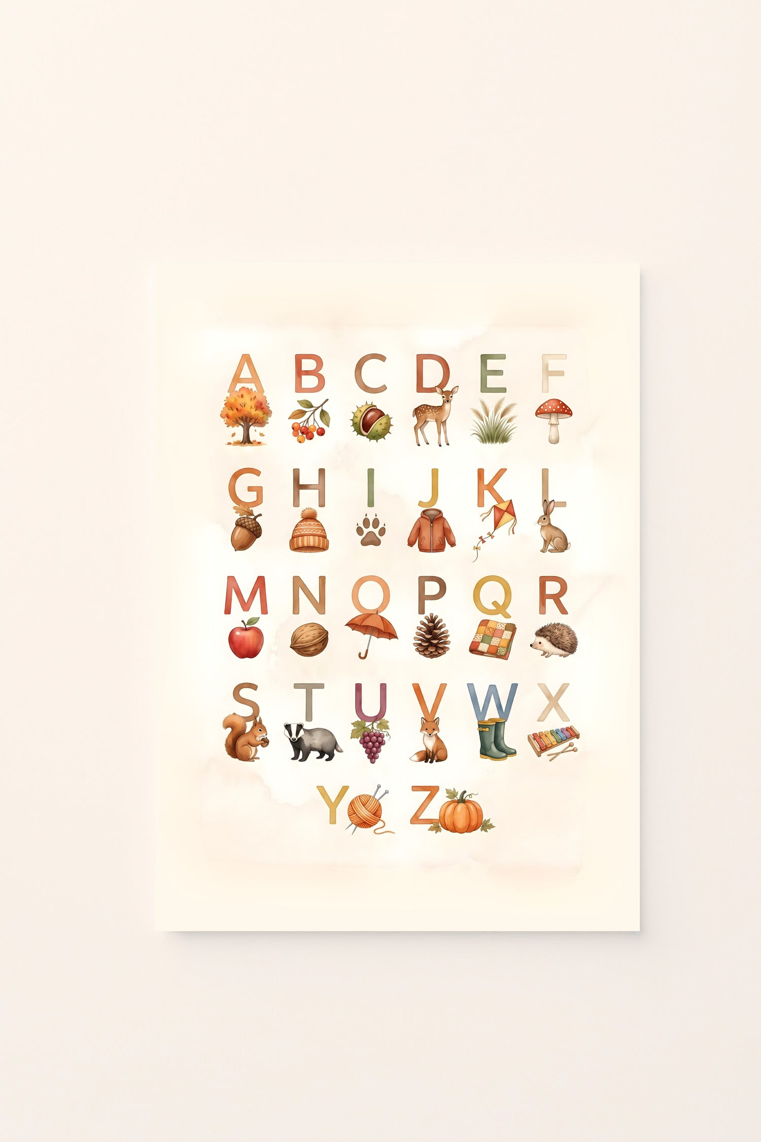 Poster per bambini con alfabeto illustrato e piccoli elementi autunnali associati alle lettere, presentato su sfondo rosato. Illustrazione educativa dai colori caldi e naturali.