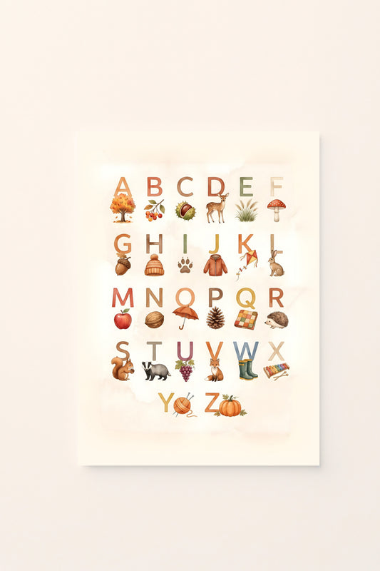 Poster per bambini con alfabeto illustrato e piccoli elementi autunnali associati alle lettere, presentato su sfondo rosato. Illustrazione educativa dai colori caldi e naturali.