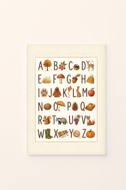 Poster per bambini con alfabeto illustrato e immagini autunnali associate alle lettere, tra animali, frutti, foglie e oggetti della stagione, presentato su sfondo rosato.