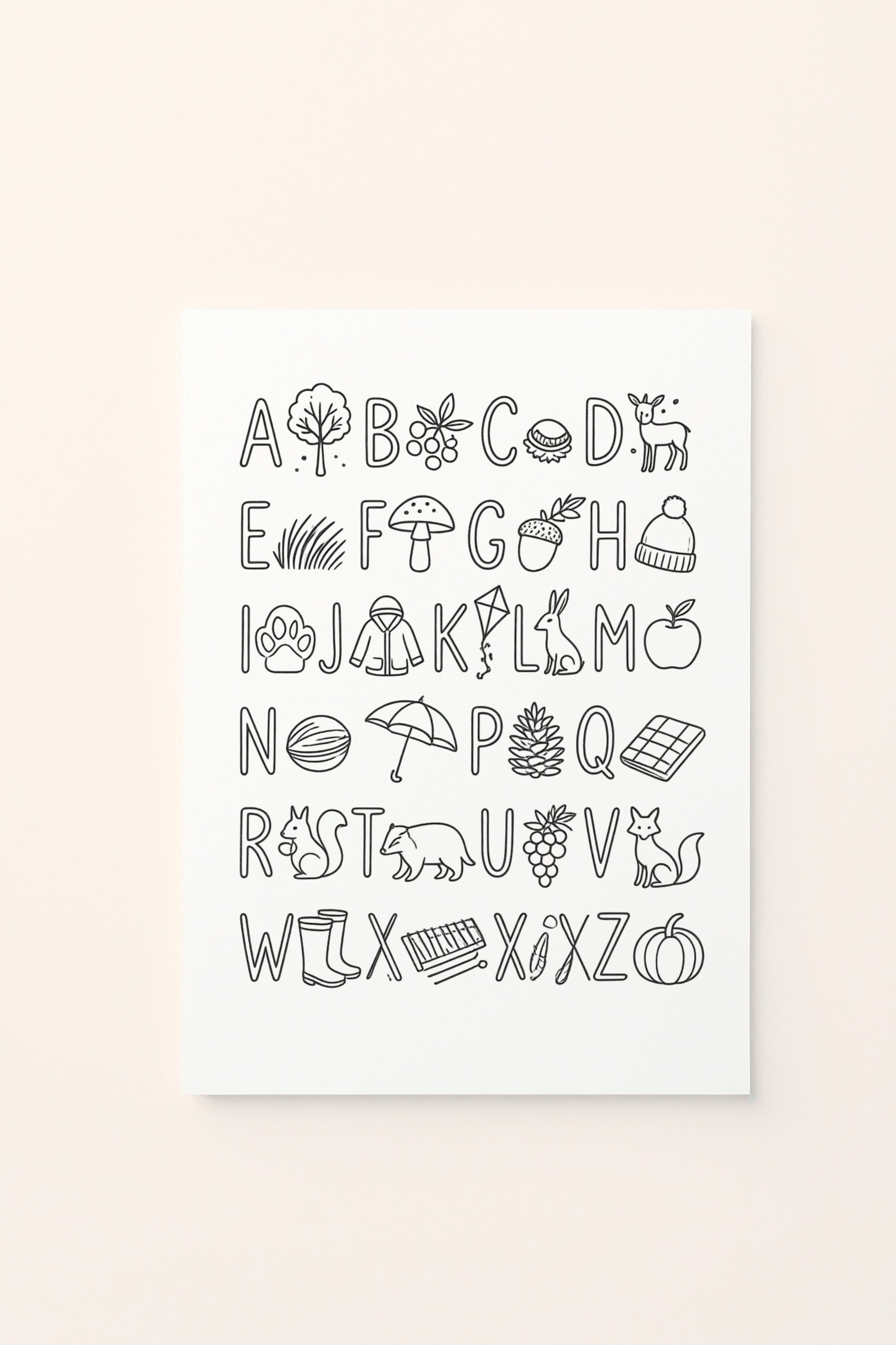 Poster per bambini con alfabeto illustrato e immagini autunnali associate alle lettere, tra animali, frutti, foglie e oggetti della stagione, da colorare, presentato su sfondo rosato.