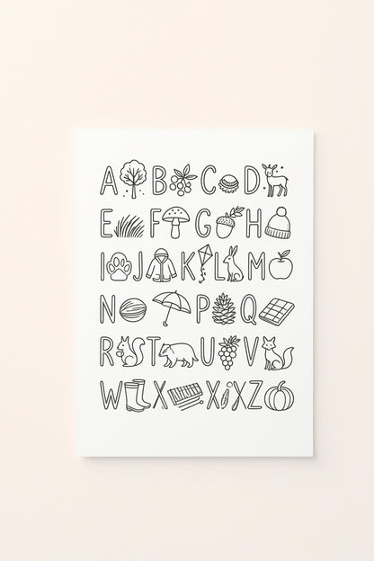 Poster per bambini con alfabeto illustrato e immagini autunnali associate alle lettere, tra animali, frutti, foglie e oggetti della stagione, da colorare, presentato su sfondo rosato.
