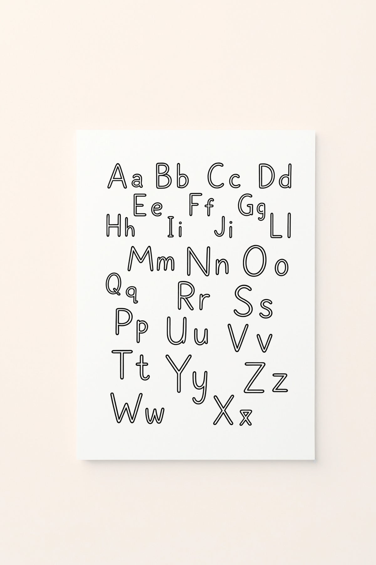 Poster educativo per bambini in bianco e nero da colorare con lettere dell'alfabeto in maiuscolo e minuscolo, su delicato sfondo rosato.