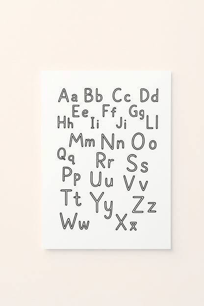 Poster educativo per bambini in bianco e nero da colorare con lettere dell'alfabeto in maiuscolo e minuscolo, su delicato sfondo rosato.