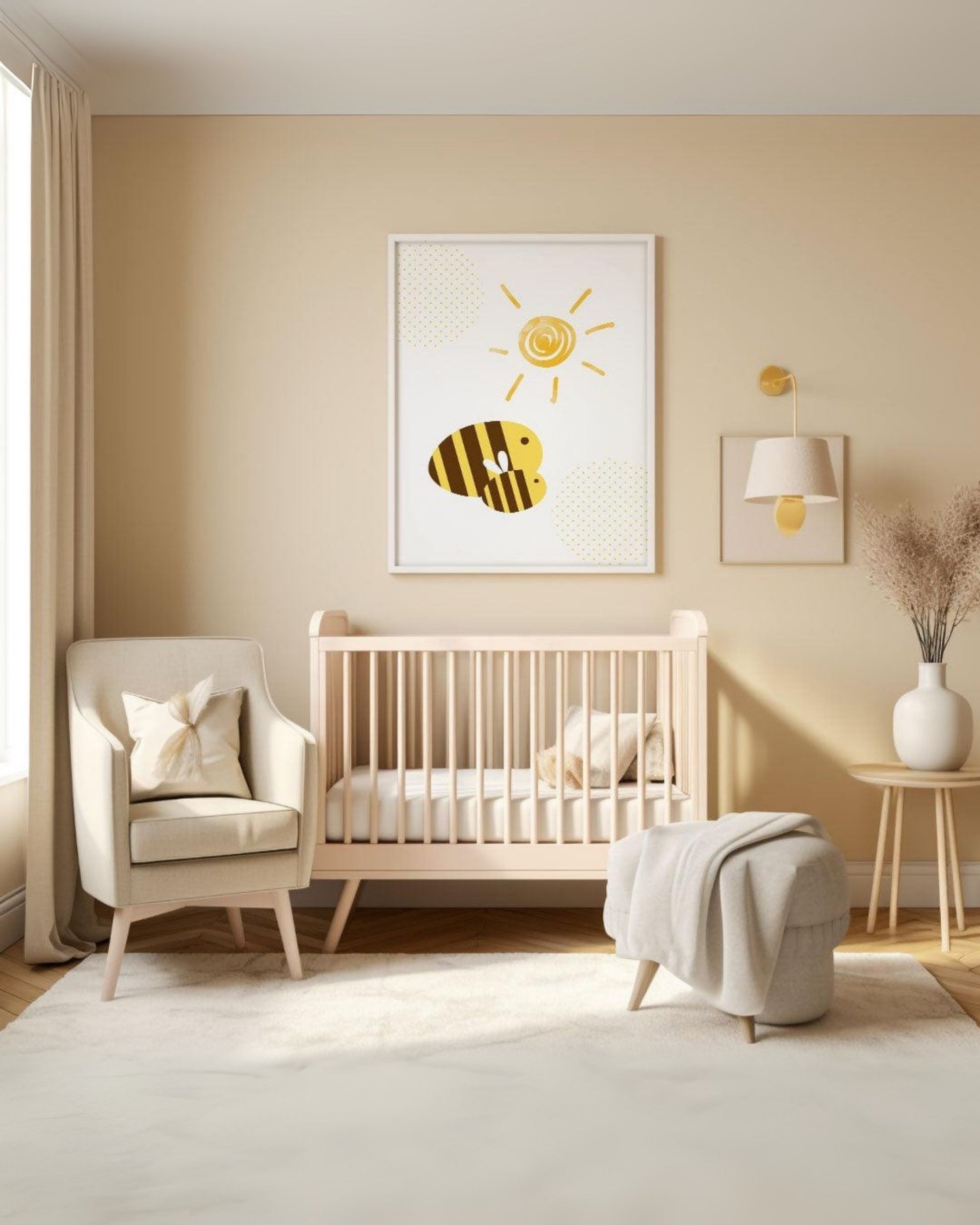 Poster decorativo per bambini con ape e sole, esposto in una cameretta beige con culla e poltrona minimal.