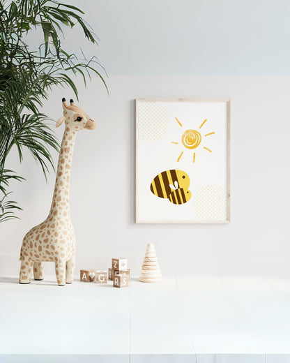 Poster da stampare per bambini con ape gialla e sole, decorazione digitale allegra in cameretta con peluche giraffa.