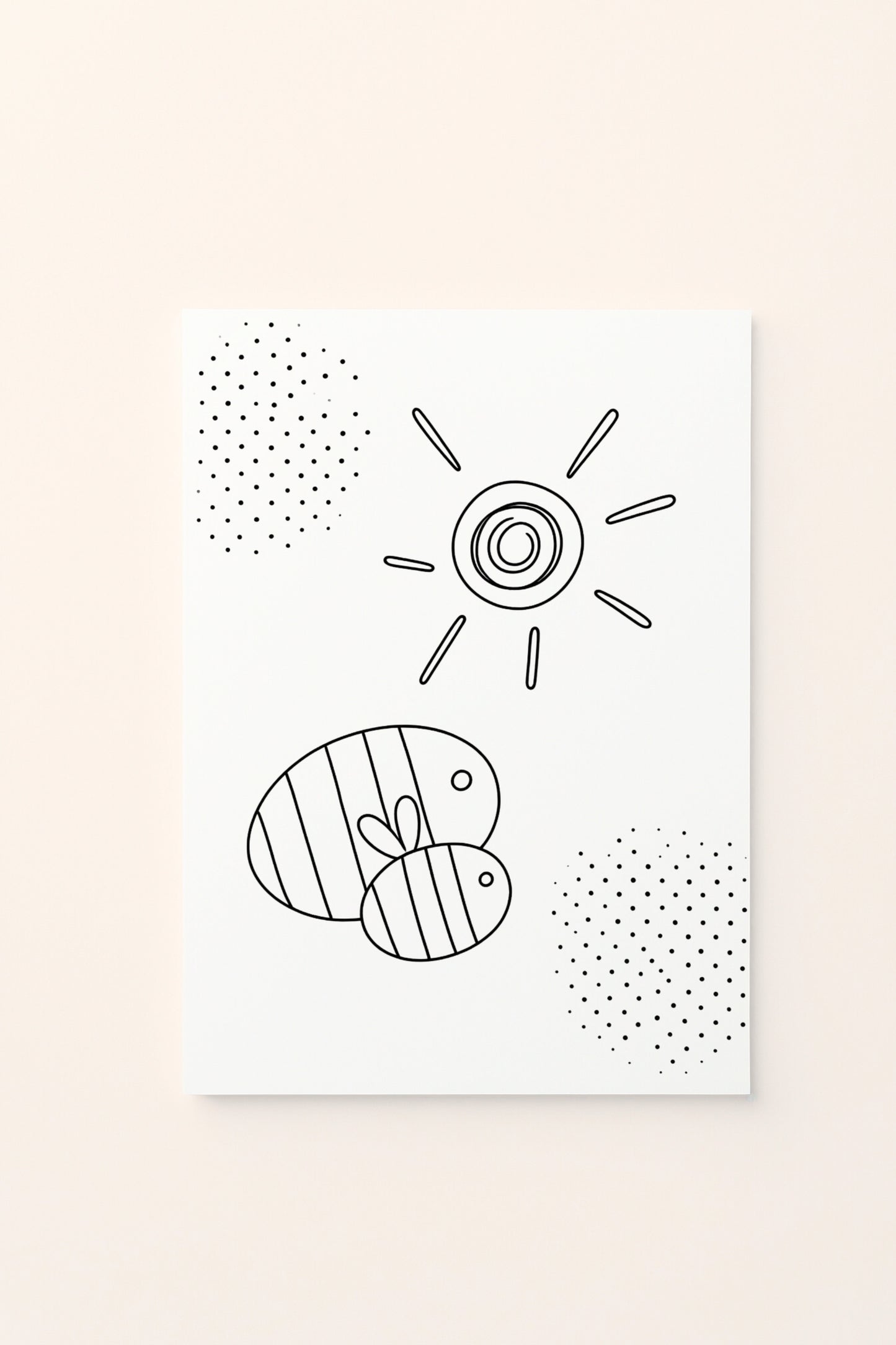 Poster educativo per bambini in bianco e nero da colorare con api e sole, su delicato sfondo rosato.