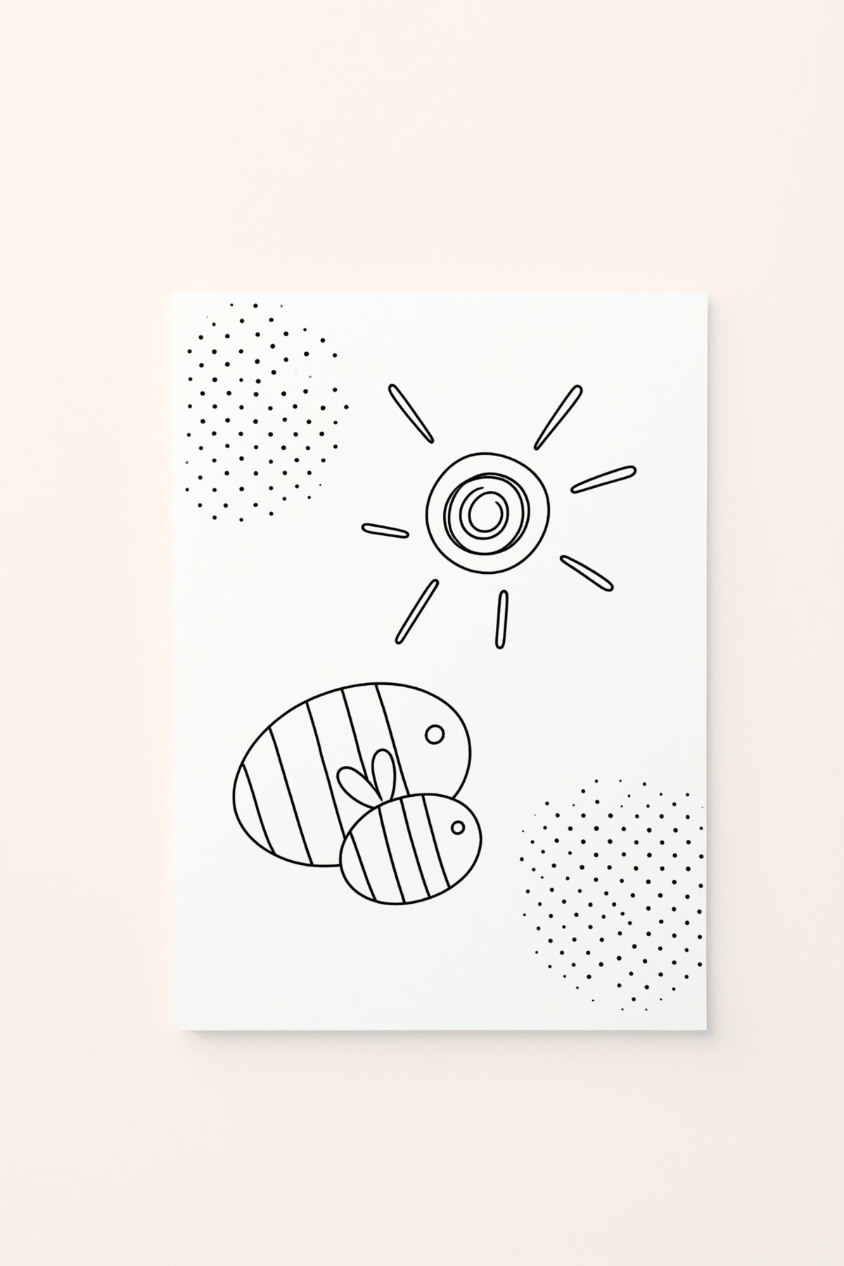 Poster educativo per bambini in bianco e nero da colorare con api e sole, su delicato sfondo rosato.