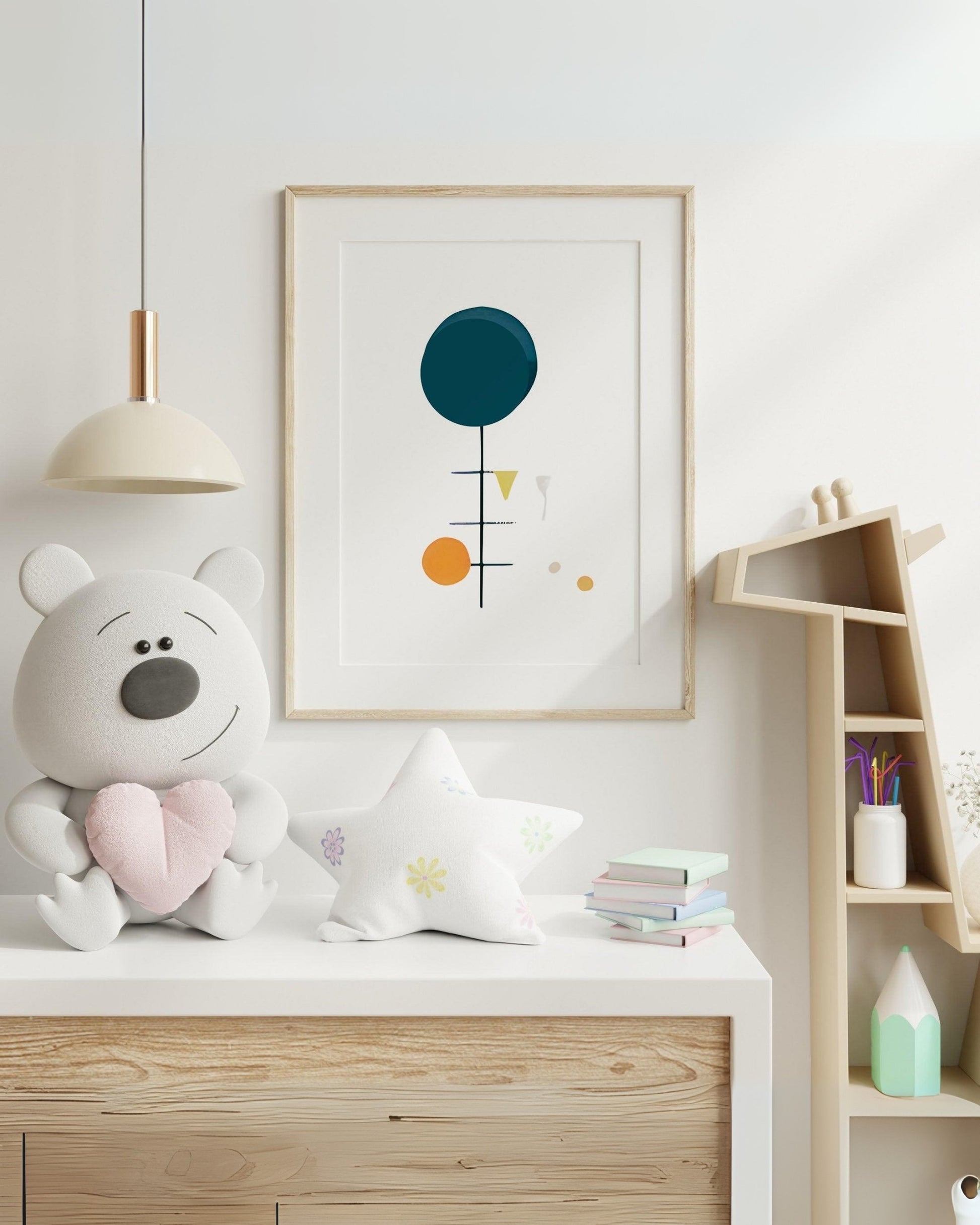 Mockup di poster per bambini con forme circolari, esposto in cameretta accanto a orsetto peluche e decorazioni colorate.