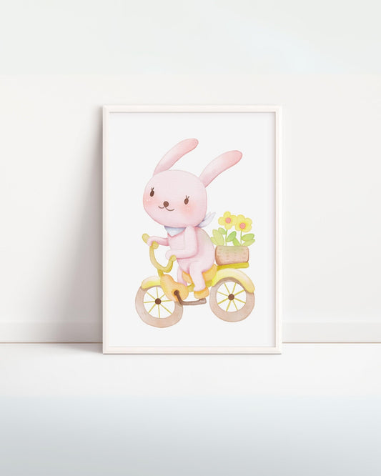Poster con coniglietto rosa che pedala su bicicletta gialla con cestino di fiori, illustrazione dolce per decorare la cameretta.